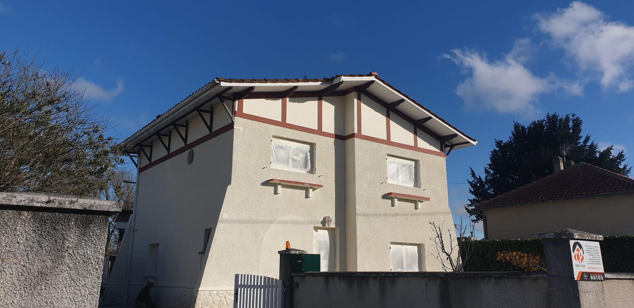 Maison avec toiture rénovée, vue extérieure